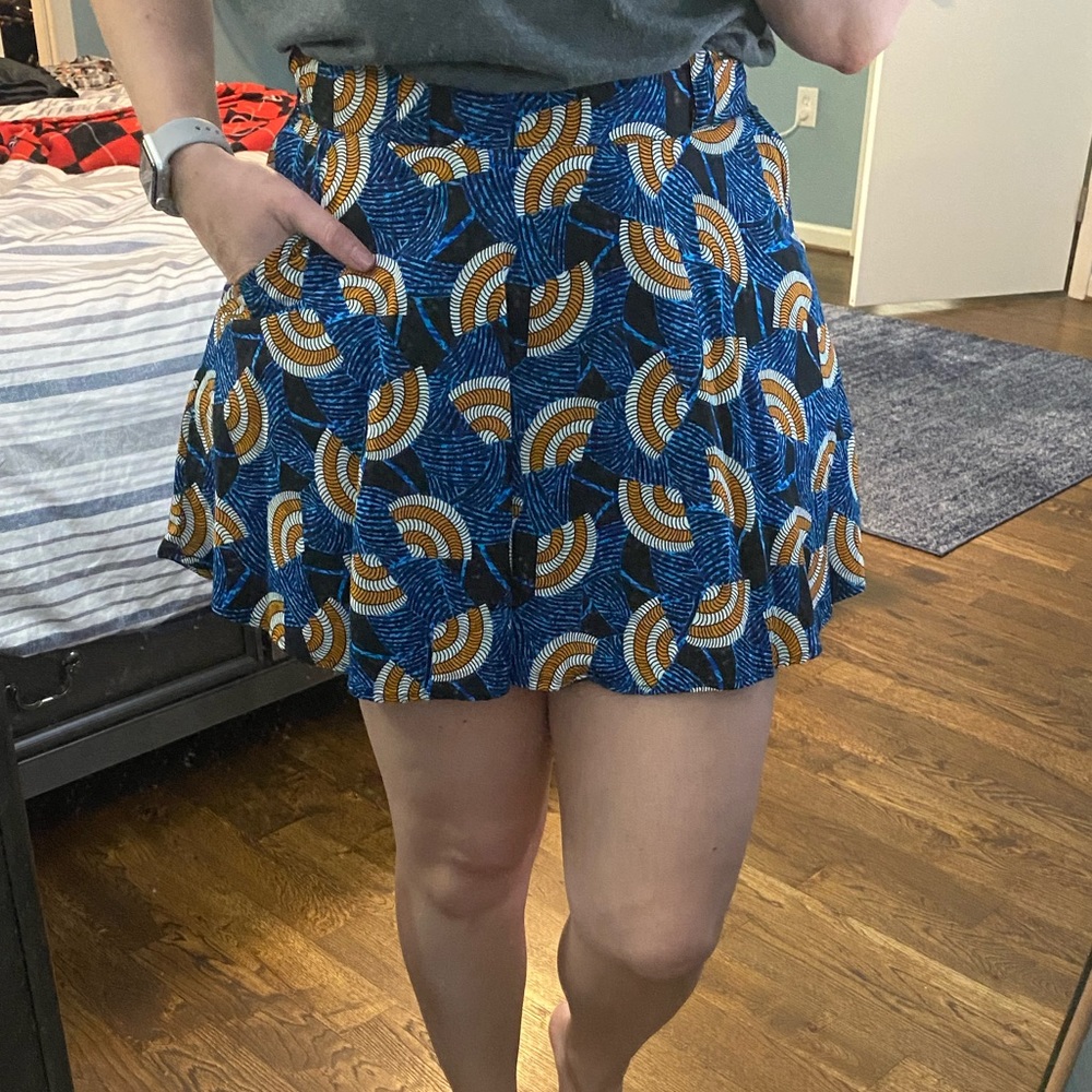Patterned mini with pockets